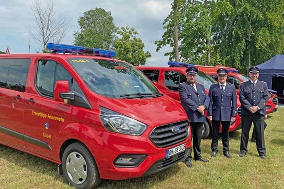 Ortswehrführer Süsel Dirk Martens, stellv. Ortswehrführer Zarnekau Timo Plath und Ortswehrführer Kesdorf Stefan Grell vor den drei neuen Mehrzweckfahrzeugen.