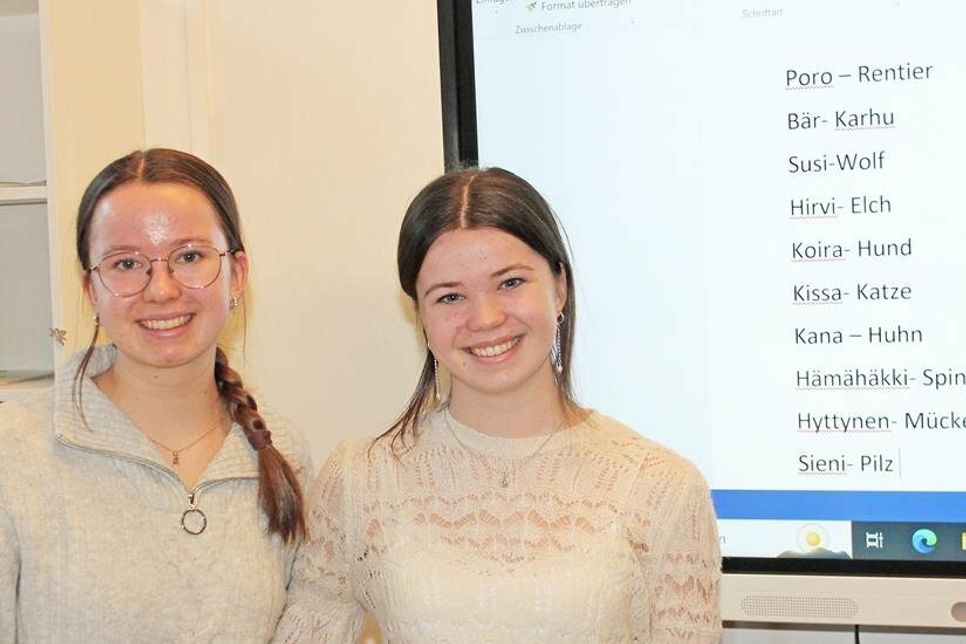 Ava Pinn (li.) und ihre Schwester Frida stellten die finnische Sprache und Kultur vor. Fotos: Burgdorf