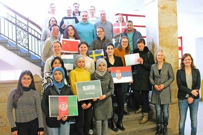 Sie gestalteten den Sprachenschnupperkurs: Untere Reihe v. li.: Kimie Ataic, Nouha Alali mit dahinter Bahar Ataic (persisch), 2. Reihe v. li.: Sana und Jana Alharaisi, Tanja Dietrich (Schulleiterin), Kim-Swantje Sacht, 3. Reihe v. li.: Ava und Frida Pinn, Sara Milic (serbisch), Anna Nissen und Viviane Herrmann (italienisch), 4. Reihe v. li.: Pingfei und Celine Wang (Mandarin), Elisa Mohr (schwedisch), Bahaa Almohammad (arabisch), 5. Reihe v. li.: Anne Fack (Organisationsteam), Seyhün Kara (türkisch), Werner Krützfeld (japanisch), Referentin für dänisch, 6. Reihe v. li.: Merit Meyer (plattdeutsch), Maren Himmerkus, Tareq Dinzad (afghanisch), Katharina Pörksen (plattdeutsch).