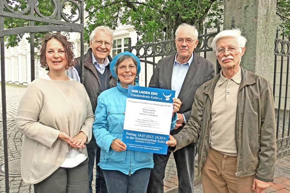 Erwarten wieder – wie vor der letzten Bundestagswahl – reges Besucher-Interesse zur Kandidaten-Befragung (v.l.): Beate Sieweke (Kreisbibliothek) sowie Lutz Tamchina, Sylvia Zanella,  Andreas Schulze Sellschopp und Peter Bethke vom Friedenskreis Eutin.