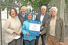 Erwarten wieder – wie vor der letzten Bundestagswahl – reges Besucher-Interesse zur Kandidaten-Befragung (v.l.): Beate Sieweke (Kreisbibliothek) sowie Lutz Tamchina, Sylvia Zanella,  Andreas Schulze Sellschopp und Peter Bethke vom Friedenskreis Eutin.