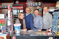 Laden gemeinsam zur Benefiz-Kinomatinee ein: Susanne Voß (Lebenshilfe Ostholstein), Kinoinhaber Lars Paech (2.v.r.), Michael Schopenhauer und Hans-Harald Schack (r.) vom Kommunalen Kino. (Foto: Stefan Setje-Eilers)