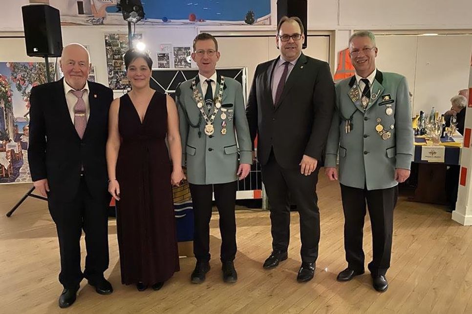 Bürgervorsteher Sönke Sela, Königin Katrin Görner, König Marko Doose, Bürgermeister Mirko Spieckermann und Ältermann Dr. Ralf Stolley (v. lks.).