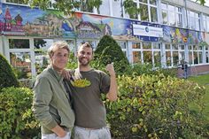 Ekkehard Rawohl, Klassenlehrer der 10 b, und Urban Artist und Street Art-Künstler Henning Marten Feil (re.) vor dem fertiggestellten Wandgemälde zum Thema „Europa“. (Foto: René Kleinschmidt)