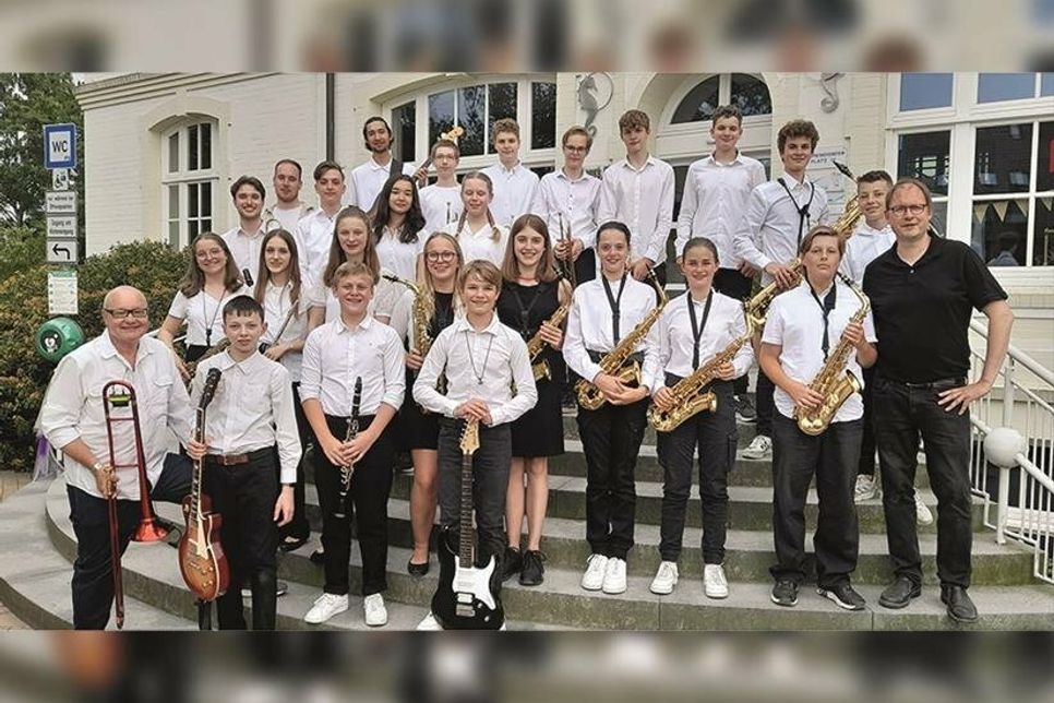 Die Big Band des Ostsee-Gymnasiums (unter der Leitung von Dr. Axel Ster, rechts) feiert das 25-jährige Bandjubiläum, unter anderem mit Nils Landgren (links) als Special-Guest.
