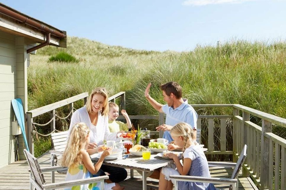 Diese Familie hat ihr Ferienglück gefunden, gerade beim Urlaub mit Kindern sind Ferienwohnungen und Ferienhäuser beliebt. Foto: DJD/Itzehoer Versicherungen/micromonkey - stock.adobe.com