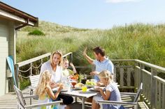 Diese Familie hat ihr Ferienglück gefunden, gerade beim Urlaub mit Kindern sind Ferienwohnungen und Ferienhäuser beliebt. Foto: DJD/Itzehoer Versicherungen/micromonkey - stock.adobe.com