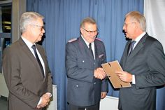 Offizielle Verabschiedung: Kreispräsident Ulrich Rüder (lks.) und Landrat Reinhard Sager (re.) dankten Ralf Thomsen für 12 Jahre als Kreiswehrführer.