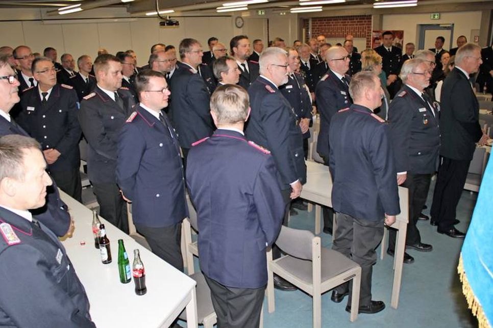 Abordnungen zahlreicher Feuerwehren aus Ostholstein würdigten die Arbeit von Ralf Thomsen.