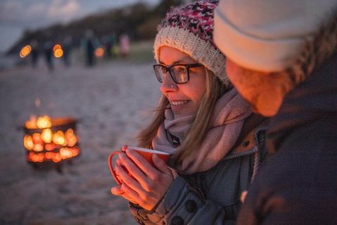 Strandspaziergang mit heimeliger Pause. (Foto: www.ostsee-schleswig-holstein.de Oliver Franke)