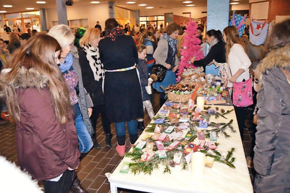Viel Weihnachtliches erwartet die Besucher am Freitag beim traditionellen Adventsbasar des Gymnasiums am Mühlenberg.