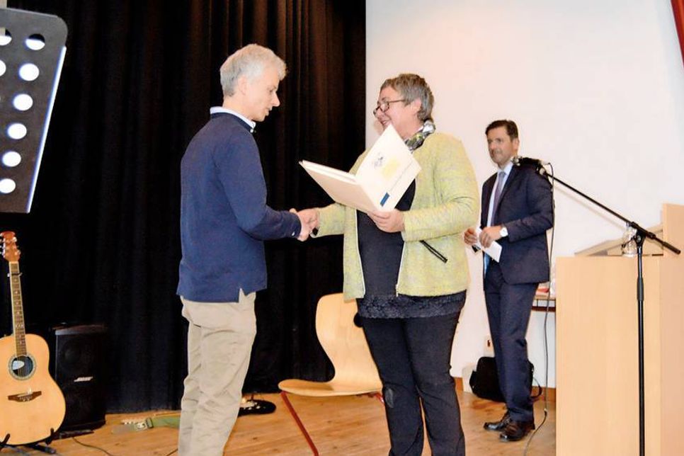 Patrick Meyer-Glitza und Dr. Helena Rytkönen, die persönlich nicht anwesend sein konnte, wurden in Ratekau von Bürgermeister Thomas Keller und Bürgervorsteherin Gaby Spiller mit dem Umweltpreis ausgezeichnet.