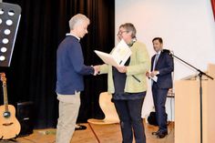 Patrick Meyer-Glitza und Dr. Helena Rytkönen, die persönlich nicht anwesend sein konnte, wurden in Ratekau von Bürgermeister Thomas Keller und Bürgervorsteherin Gaby Spiller mit dem Umweltpreis ausgezeichnet.