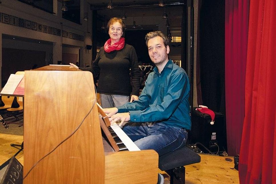Inge Niemann, Vorsitzende des Vorstandes der regionalen Bürgerstiftung der Gemeinde Ratekau, und Steffen Mascher, Leiter Fachbereich Musik der Cesar-Klein-Schule in Ratekau, am Klavier.