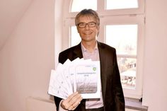 Dietmar Schindowski, RWE-Kommunalbetreuer und Geschäftsführer der Energieversorgung Timmendorfer Strand GmbH &amp; Co KG, mit dem Flyer zum Umweltpreis 2016. (Foto: Kleinschmidt)