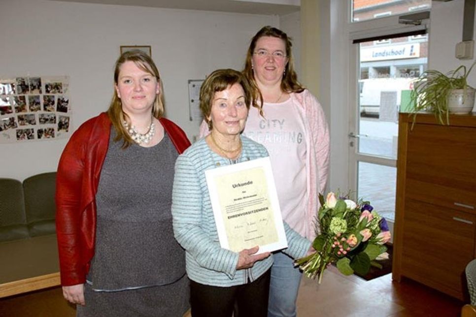 Henrike Thorn (li) und Nicole Harms mit Hedda Wehrmann, die für ihr großartiges und langjähriges Engagement im Verein am Mittwoch mit der Ernennung zur Ehrenvorsitzenden überrascht wurde.