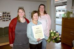 Henrike Thorn (li) und Nicole Harms mit Hedda Wehrmann, die für ihr großartiges und langjähriges Engagement im Verein am Mittwoch mit der Ernennung zur Ehrenvorsitzenden überrascht wurde.