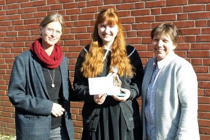 Nach erfolgreicher Ausbildung und guten Prüfungsergebnissen gratulierten die Schulleiterinnen der Friedrich-Hiller-Grundschule Doris Jürs (lks.) und die Schulverbandsvorsteherin Angela Hüttmann (re.) Svea-Larissa Koll (Mitte)zur bestandenen „Erzieherprüfung“.