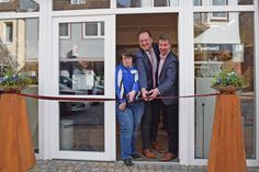 Zur offiziellen Eröffnung durchschnitten Werkstattmitarbeiterin Stefanie Loser (v.l.), Bürgermeister Björn Demmin und der stellvertretende Landrat Thomas Hansen das rote Band