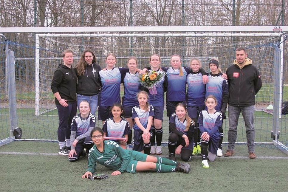 Mit einem Blumenstrauß und Schokolade bedankte sich die OSV D-Juniorinnen-Mannschaft mit ihrem Trainer-Team Tabata und Joelina Hövel bei Sebastian Schock für die schönen Trikots.