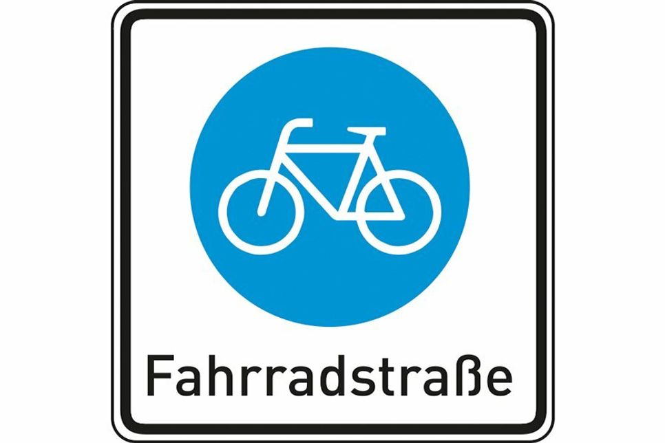 Die Verkehrsschilder „Fahrradstraße“ sind schon da. Die Umsetzung der Maßnahme wurde  jetzt allerdings erst einmal in der Gemeindevertretung gestoppt.