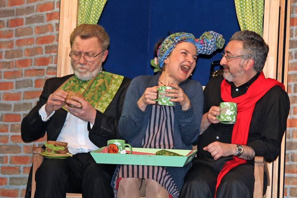 Die Kabarettistin Dorit Meyer-Gastell gastiert mit Hamburger Ensemble in der Kulturscheune.
