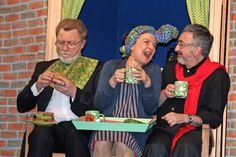 Die Kabarettistin Dorit Meyer-Gastell gastiert mit Hamburger Ensemble in der Kulturscheune.