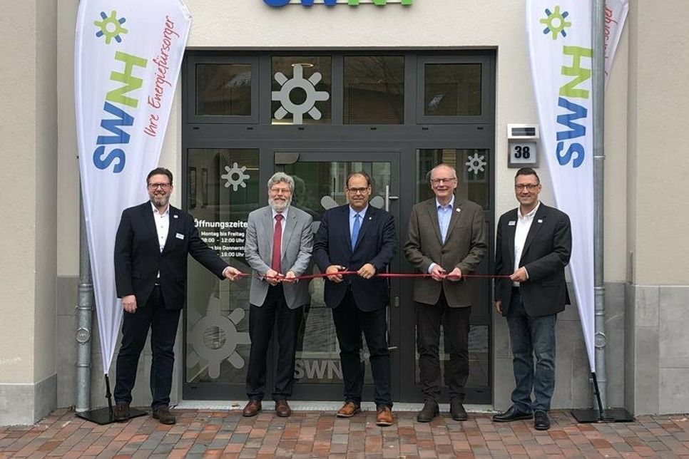 Durchtrennten feierlich das Band: Stadtwerke-Vertriebsleiter Dirk Heckmann, Albert Geusen-Rühle (Stadtwerkeausschuss), Bürgermeister Mirko Spieckermann, Stadtwerkeleiter Harald Wiese und Kundencenterleiter Alexander Wengelewski (v. lks.).