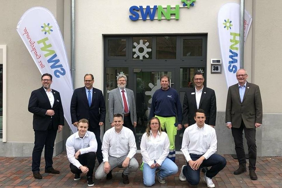 Gruppenfoto vor dem neuen Gebäude in der Grabenstraße 38.