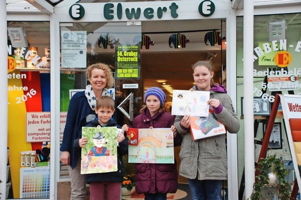 Birte Elwert mit den glücklichen Gewinnern Linus Schröder, Frida Bossmann und Michelle Schröder (v. lks.).