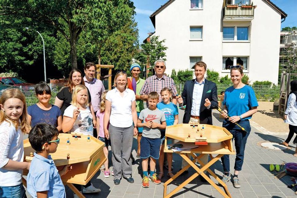 Mit Vertretern der Stadtverwaltung, Kirche, der Bruhnstiftung, der Firma „Ostseeanimation“ und Kindern aus dem Stadtteil gab Bad Schwartaus Bürgermeister Uwe Brinkmann (2.v.r.)  den Startschuss für eine zielgerichtetere Kinder- und Jugendarbeit in Cleverbrück.