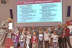 Zur Zertifikatsübergabe reisten die Kinder der Kinderinsel mit ihren ErzieherInnen und vielen Eltern nach Kiel und waren ziemlich stolz, die Urkunde von Staatssekretärin Anette Langner in Empfang zu nehmen.