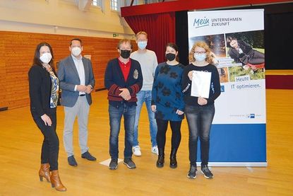 Preisübergabe an der Elisabeth-Selbert-Gemeinschaftsschule (v.l.): Farina Holzenleiter (Hünicke GmbH), Kai Schöning (IHK), Jürgen Poepping und Torsten Hardt (Schulleitung) sowie Lia-Marie Ladwig (r.) mit ihrer Klassenlehrerin Ruth Nikolei.