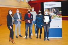 Preisübergabe an der Elisabeth-Selbert-Gemeinschaftsschule (v.l.): Farina Holzenleiter (Hünicke GmbH), Kai Schöning (IHK), Jürgen Poepping und Torsten Hardt (Schulleitung) sowie Lia-Marie Ladwig (r.) mit ihrer Klassenlehrerin Ruth Nikolei.