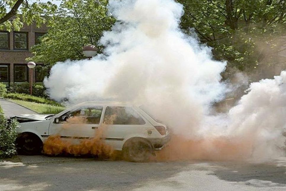 Die Spezialisten des THW präparieren ein Fahrzeug mit Rauch- und Knallsätzen.