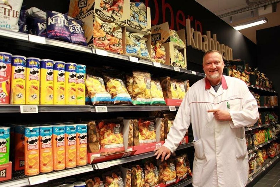 Martin Dittrich, stellvertretender Warenhausleiter und Foodleiter ist erleichtert: Mit Fertigstellung der Abteilung „Süßigkeiten und Knabbern“ ist der Umbau im Lebensmittelbereich nahezu abgeschlossen und der tägliche Baulärm vorbei.