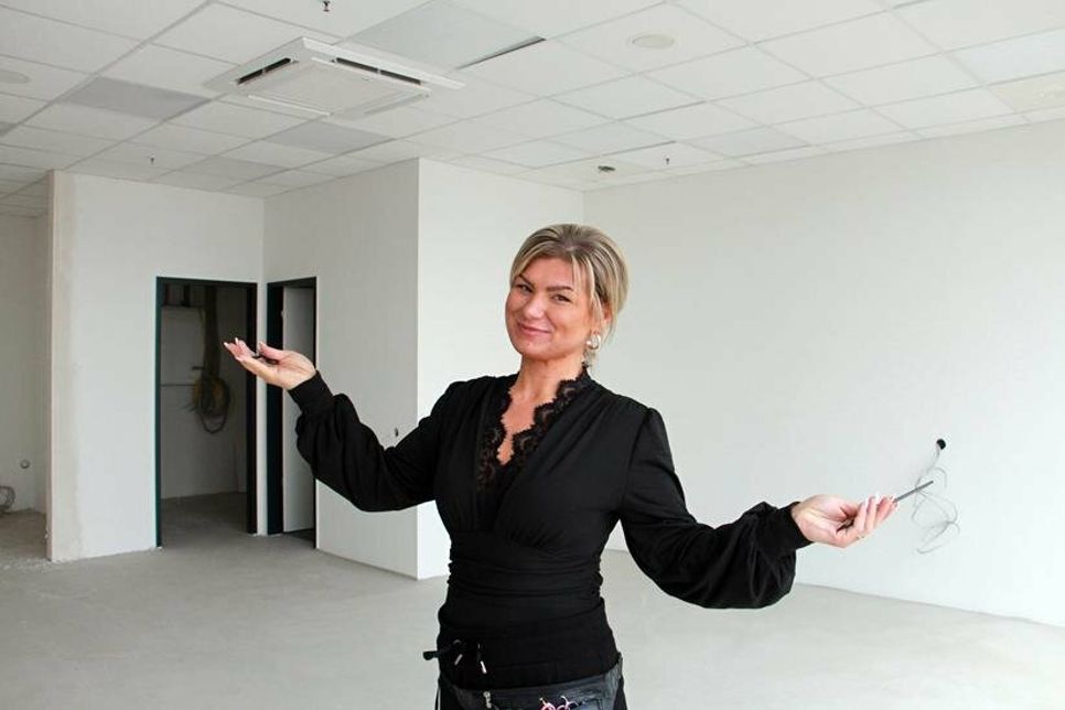 Blick in die Kulisse: Ab Mitte April richtet Friseur Klinck sich in der Ladenzeile zwischen Haupteingang und Getränkemarkt ein. „Der neue Salon wird viel heller und bietet Parkplätze direkt vor der Tür“, freut sich Friseurin Virginie Fascher.