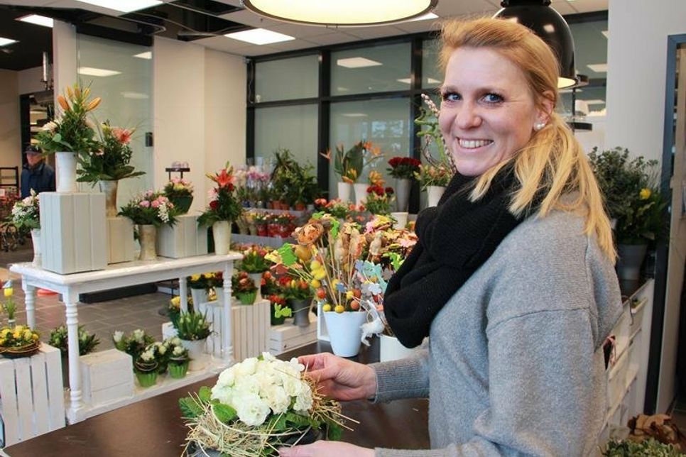 Floristin Julia Buß ist begeistert von ihrem neuen Laden. Nach fünf Monaten im Container ist sie nun samt Blumen und Team neben dem famila-Haupteingang zu finden.