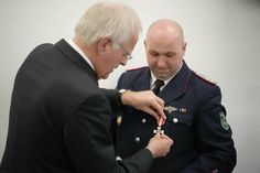 Architekt Harm Hoffmann, Ortswehrführer Tim Hamann, Gemeindewehrführer Dennis Prüß und Bürgermeister Winfried Saak (v. lks.) bei der feierlichen Übergabe des neuen Gerätehauses.