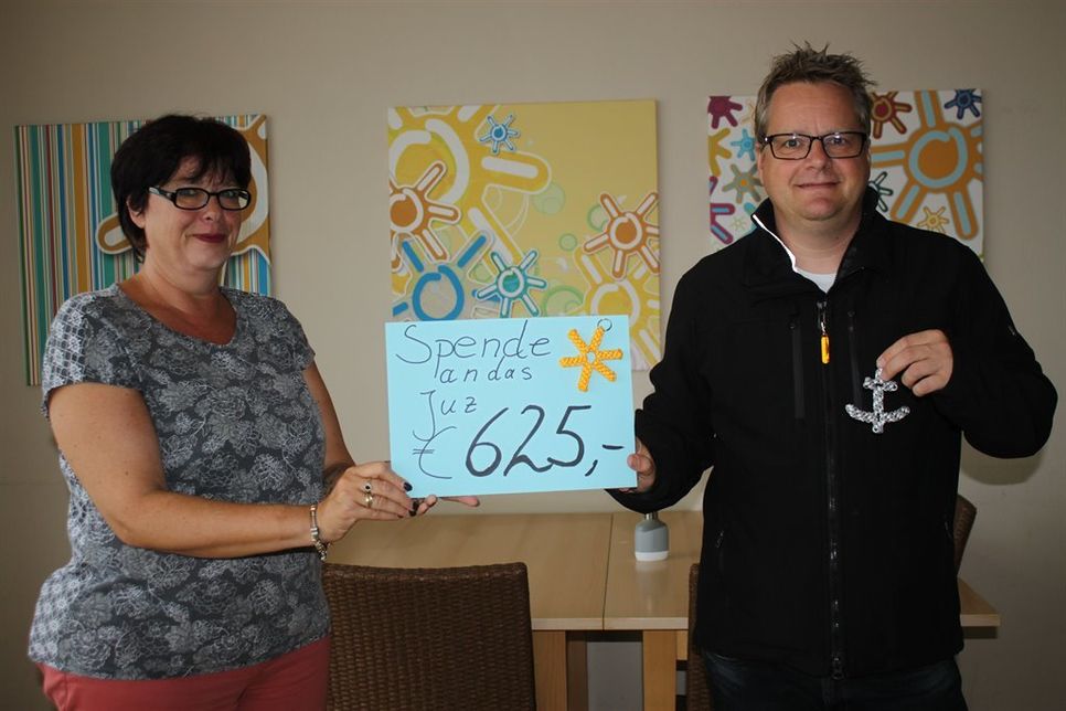 Spendenübergabe im Strandhaus: Annette Beyer überreichte das Geld an Kinder- und Jugendberater Udo Braeger.