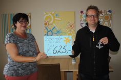 Spendenübergabe im Strandhaus: Annette Beyer überreichte das Geld an Kinder- und Jugendberater Udo Braeger.
