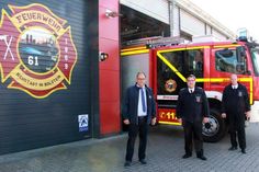 Bürgermeister Mirko Spieckermann mit Stadtwehrführer Alexander Wengelewski und dem stellvertretenden Stadtwehrführer Sebastian Papke (v. lks.) vor dem fast baugleichen HLF 20. Für ein zweites Fahrzeug dieser Art wurde jetzt der Auftrag erteilt.