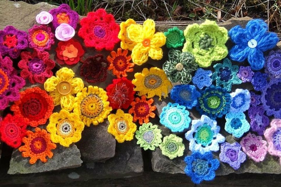 Die handgefertigten Blumen werden zu einer Installation zusammengefügt.