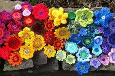 Die handgefertigten Blumen werden zu einer Installation zusammengefügt.