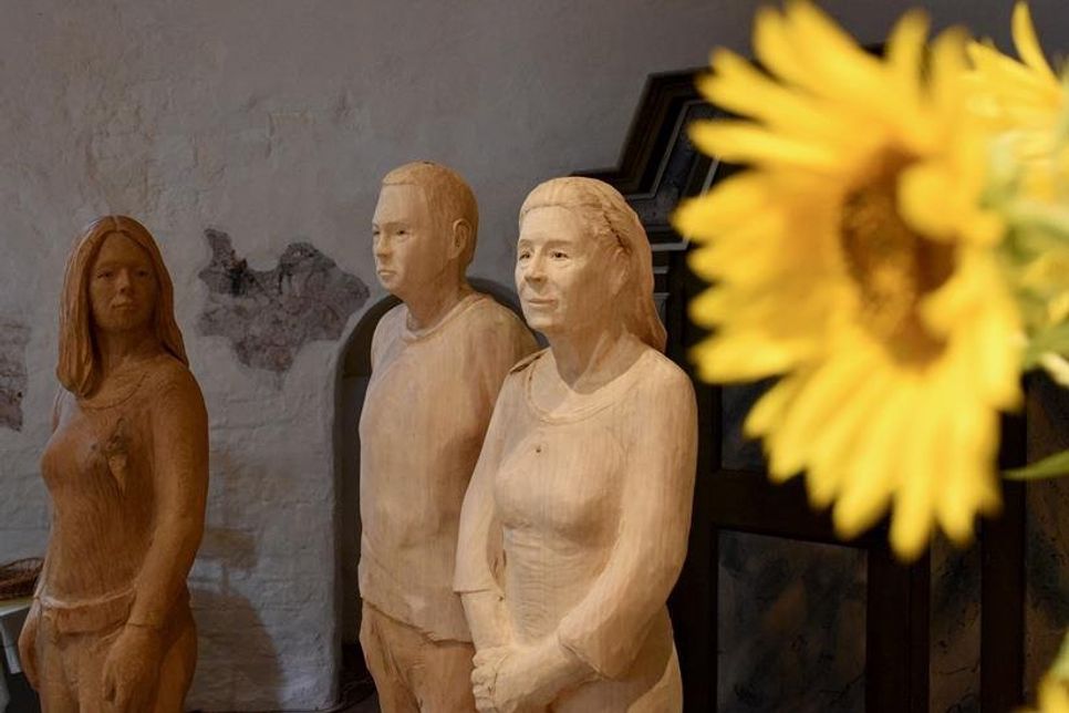 Der Förderverein zum Erhalt der St. Jürgen Kirche, der bereits eine der Holzfiguren erworben hat, möchte gerne eine weitere Figur zum Verbleib in der Kirche kaufen und hofft dafür auf Spenden. Der Kontakt zum Förderverein ist über die Internetseite www.kirche-grube.de möglich.