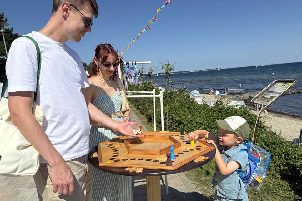 Die XXL-Spieltische mitten auf der Promenade wurden eifrig genutzt.