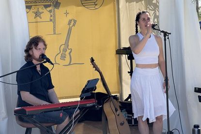 Von zwei Pagodenzelten aus sorgten an beiden Tagen zahlreiche Live-Acts für musikalische Unterhaltung.