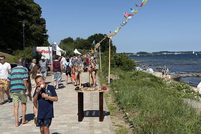 Bei Sonnenschein, Eis und Ostseeblick bummelten viele Gäste entspannt über das Promenadenfest.