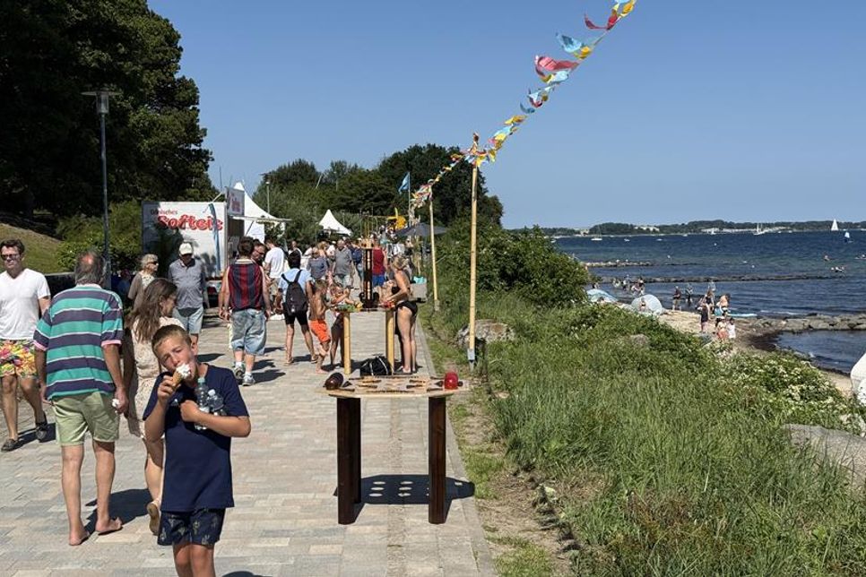 Bei Sonnenschein, Eis und Ostseeblick bummelten viele Gäste entspannt über das Promenadenfest.