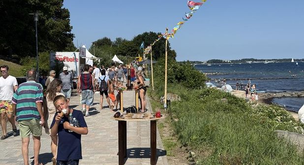 Bei Sonnenschein, Eis und Ostseeblick bummelten viele Gäste entspannt über das Promenadenfest.